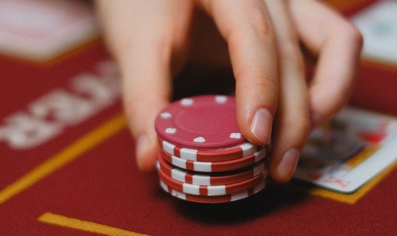 Cómo repartir las fichas en el poker