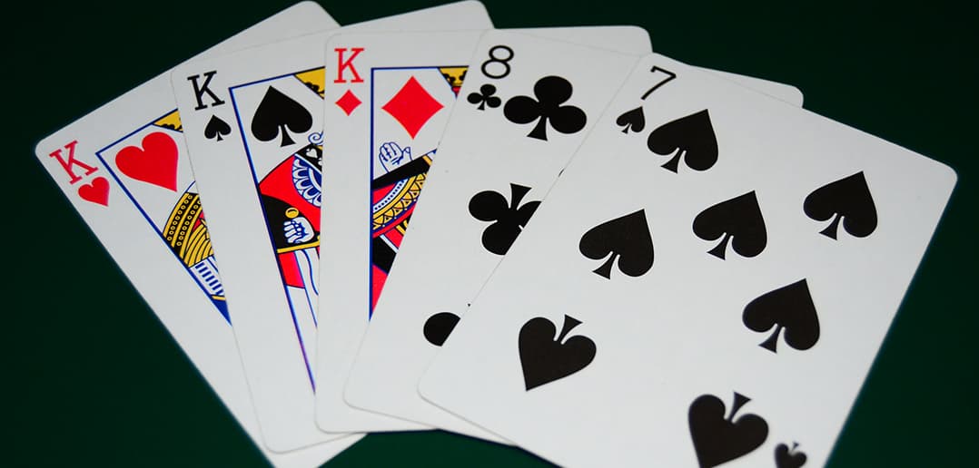 El trío en el poker: probabilidades y estrategia